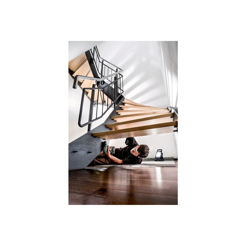 Person repariert mit einem Akkuschrauber eine Treppe.