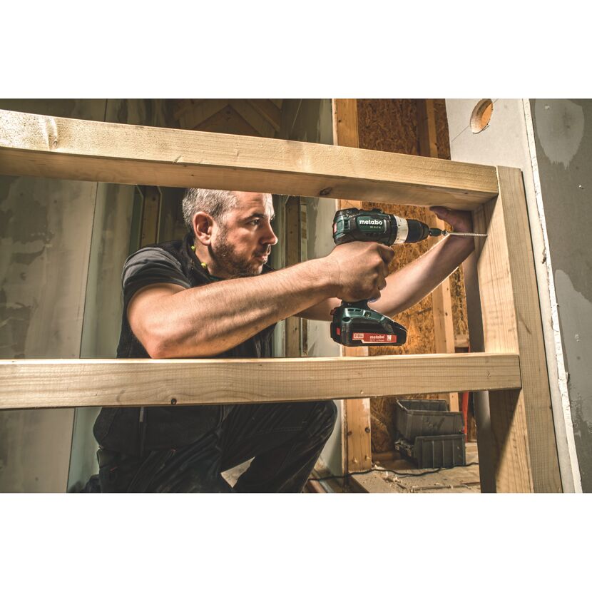 Person verschraubt Holzbalken mit einem Metabo Akkuschrauber