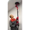 Person schleift mit Trockenbauschleifer eine Decke