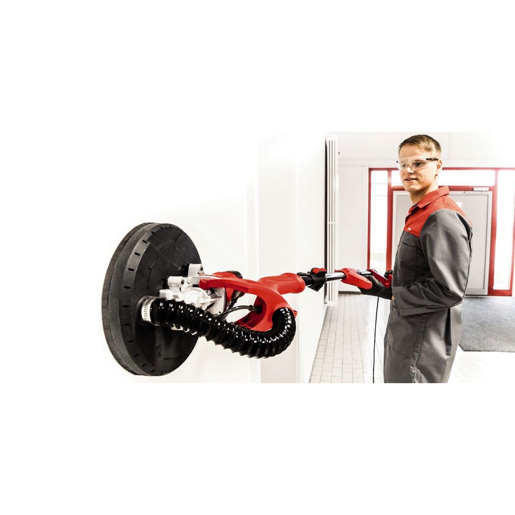 Person schleift eine weiße Wand mit dem Trockenbauschleifer TC-DW 225.