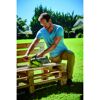 Person schleift Holz mit RYOBI Bandschleifer
