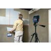 Person verwendet Kreuzlinienlaser GCL 2-50 C von Bosch an Stativ