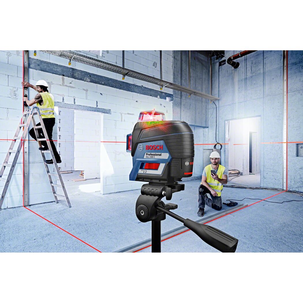 Zwei Personen mit Bosch Linienlaser GLL 3-80 C