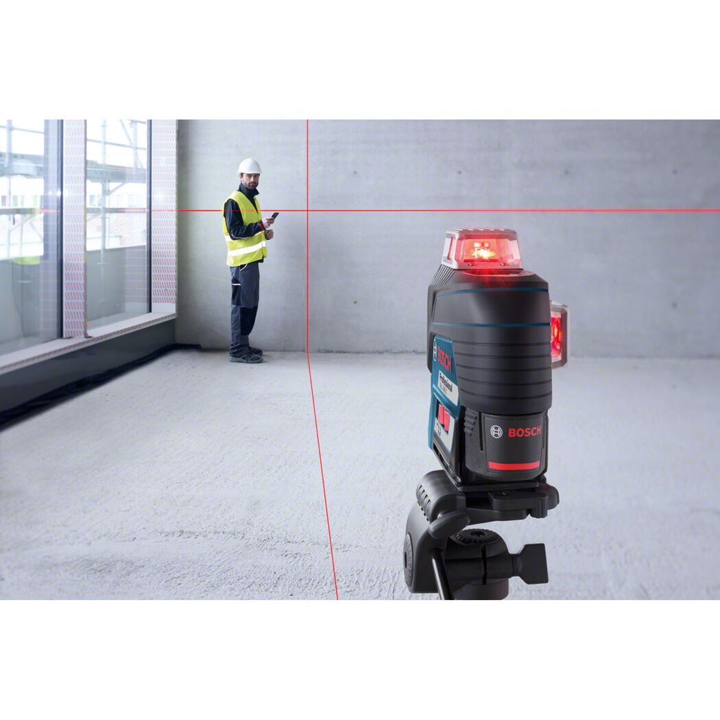 Person verwendet Linienlaser von Bosch an einer Wand.
