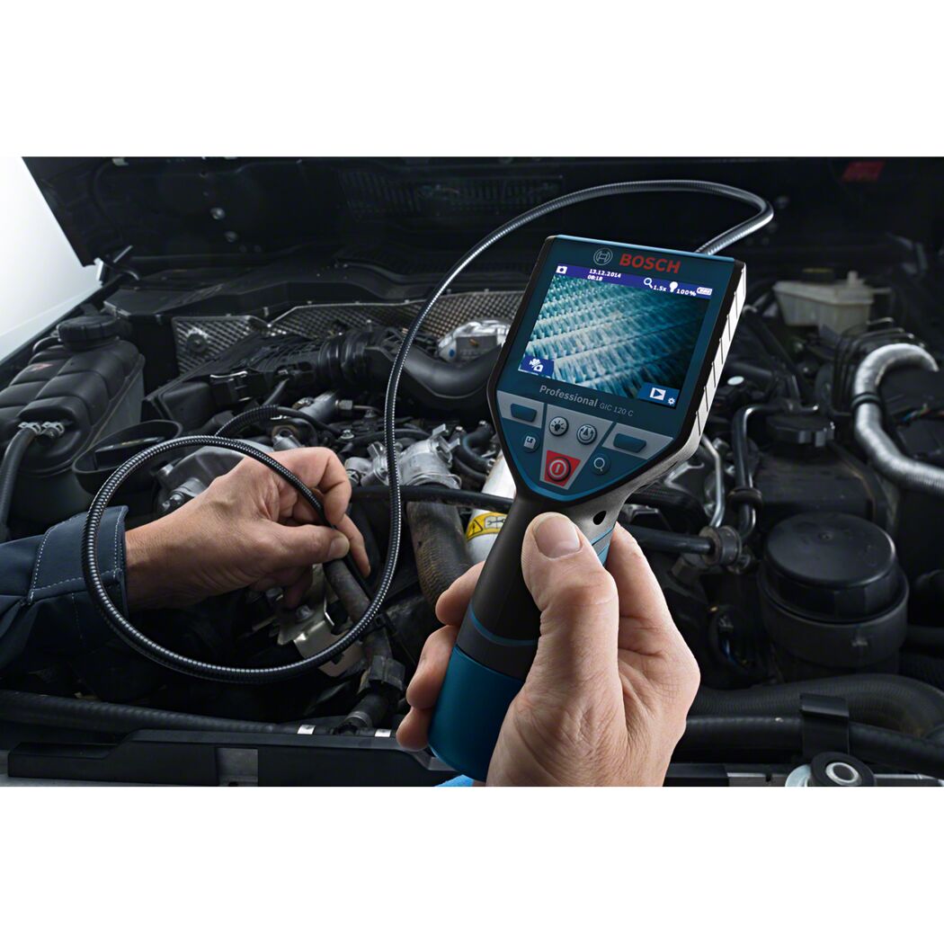 Person verwendet eine Bosch Akku-Inspektionskamera GIC 120 C am Motor.