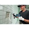 Person bohrt mit der Schlagbohrmaschine GSB 24-2 in eine Wand