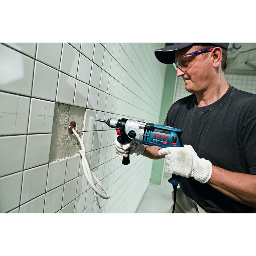 Person bohrt mit der Schlagbohrmaschine GSB 24-2 in eine Wand