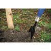 Druckluftspaten gräbt neben einem Holzpfahl