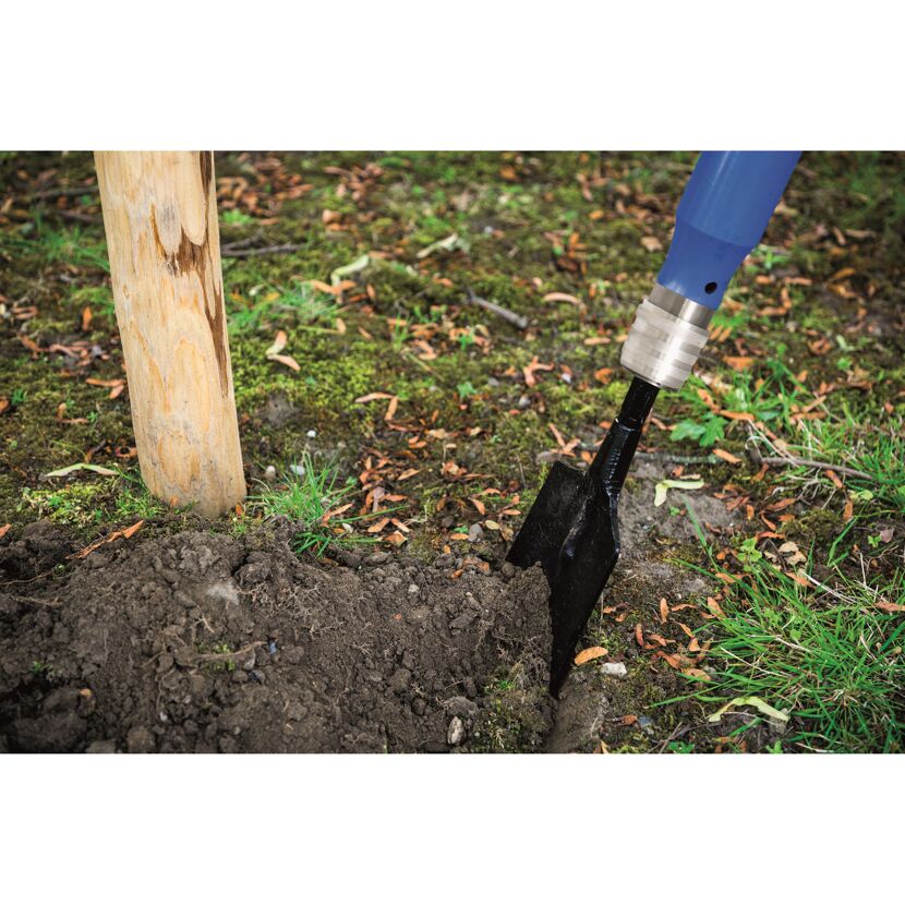 Druckluftspaten gräbt neben einem Holzpfahl