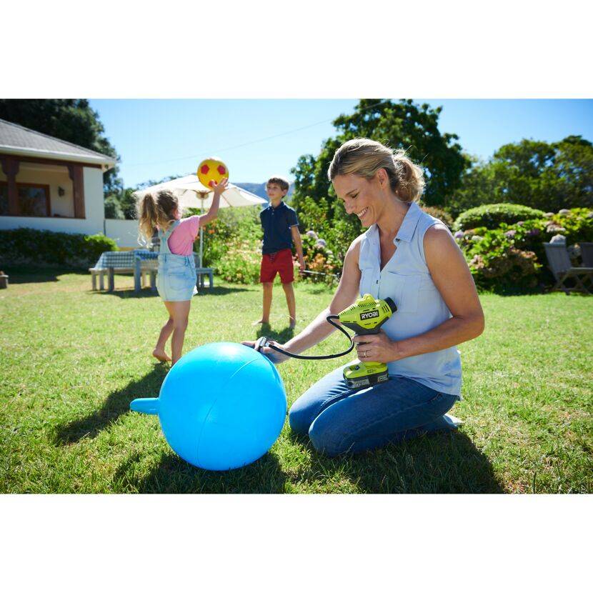 Person pumpt mit RYOBI Akku-Kompressor einen Hüpfball auf.