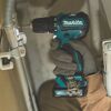 Person verwendet einen Makita Akkuschrauber.