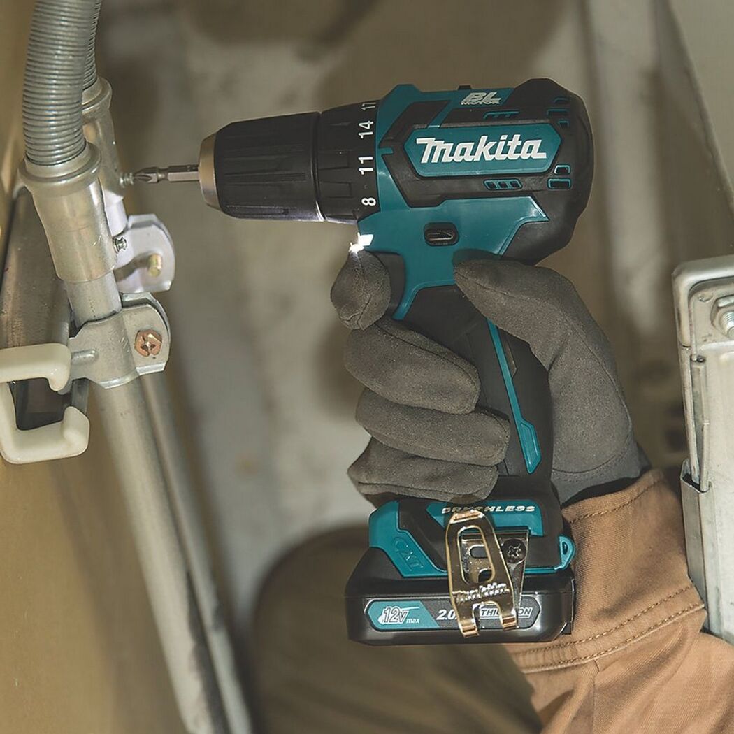 Person verwendet einen Makita Akkuschrauber.