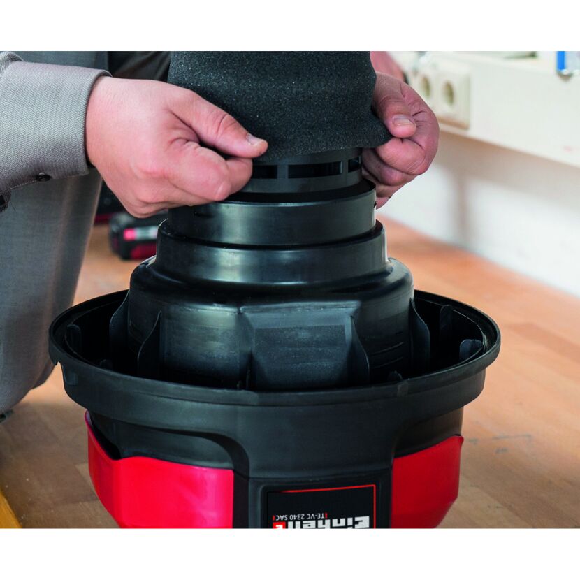 Einbau eines Schaumstofffilters in einen Einhell Nass-Trockensauger.