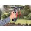 Person reinigt Fenster mit Vileda Fenstersauger
