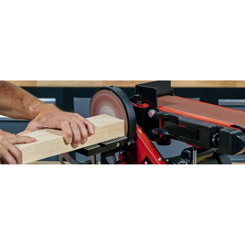 Person schleift Holz mit Schleifmaschine