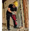 Person verwendet einen Abbruchhammer von Einhell.