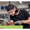 Person verwendet Druckluft Stabschleifer