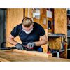 Person schleift Holz mit Exzenterschleifer
