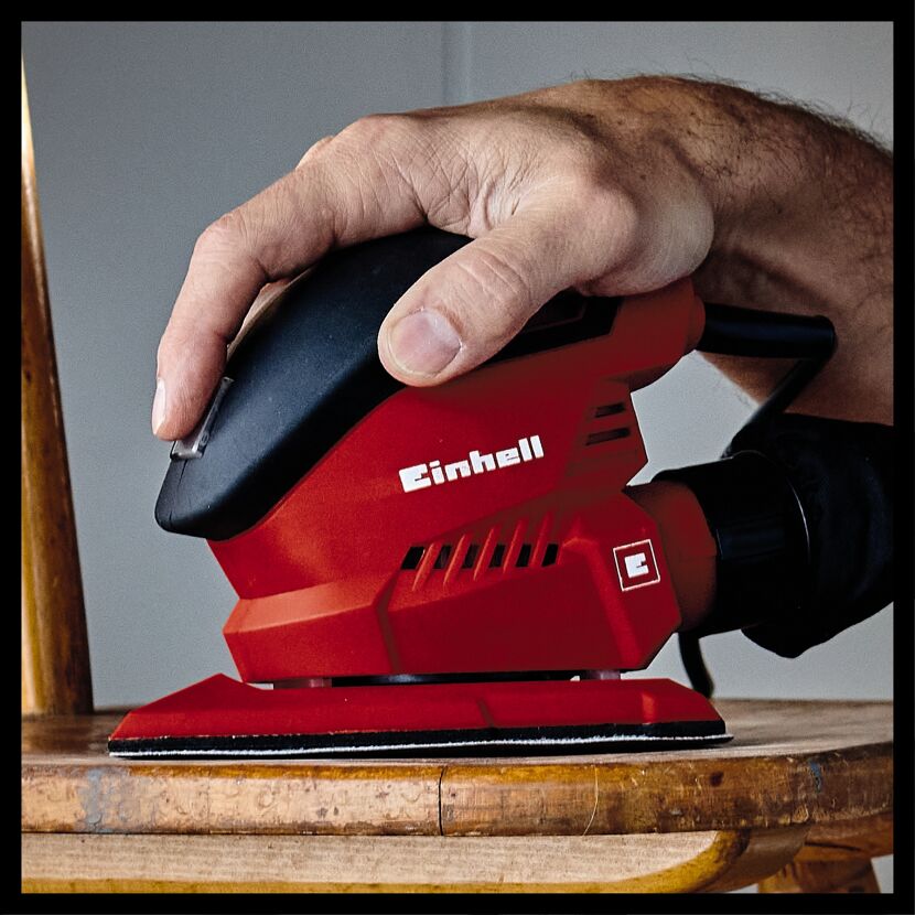 Person schleift Holz mit einem Einhell Multischleifer