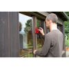 Person schleift Fensterrahmen mit Multischleifer