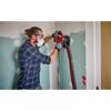 Person schleift Wand mit Einhell-Schleifer.