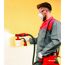 Person beim Besprühen einer Wand mit dem Farbsprühsystem TC-SY 700 S von Einhell