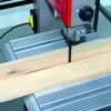 Bandsäge sägt ein Holzstück.