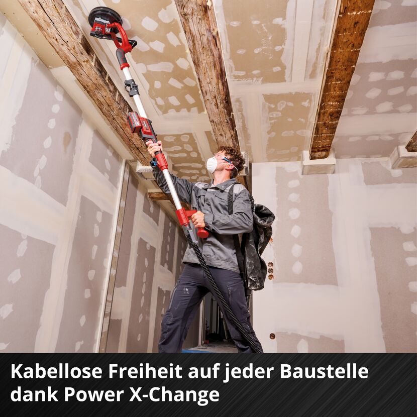 Person schleift Decke mit Trockenbauschleifer