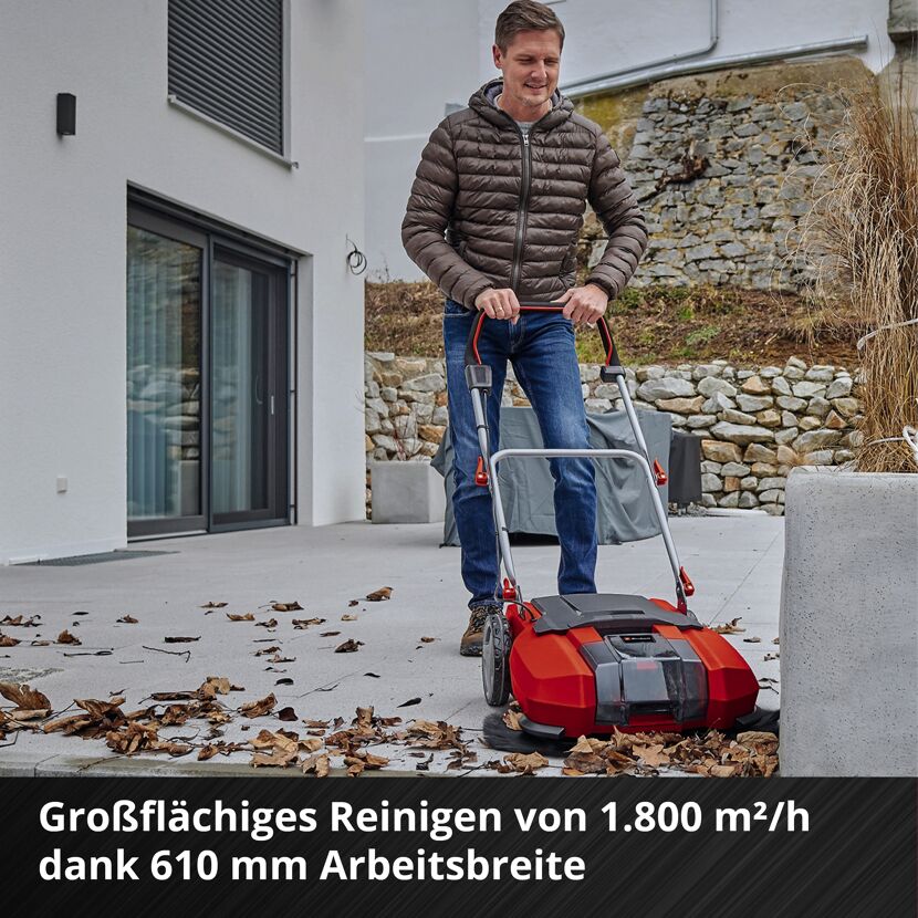 Person reinigt Fläche mit Akku-Kehrmaschine.