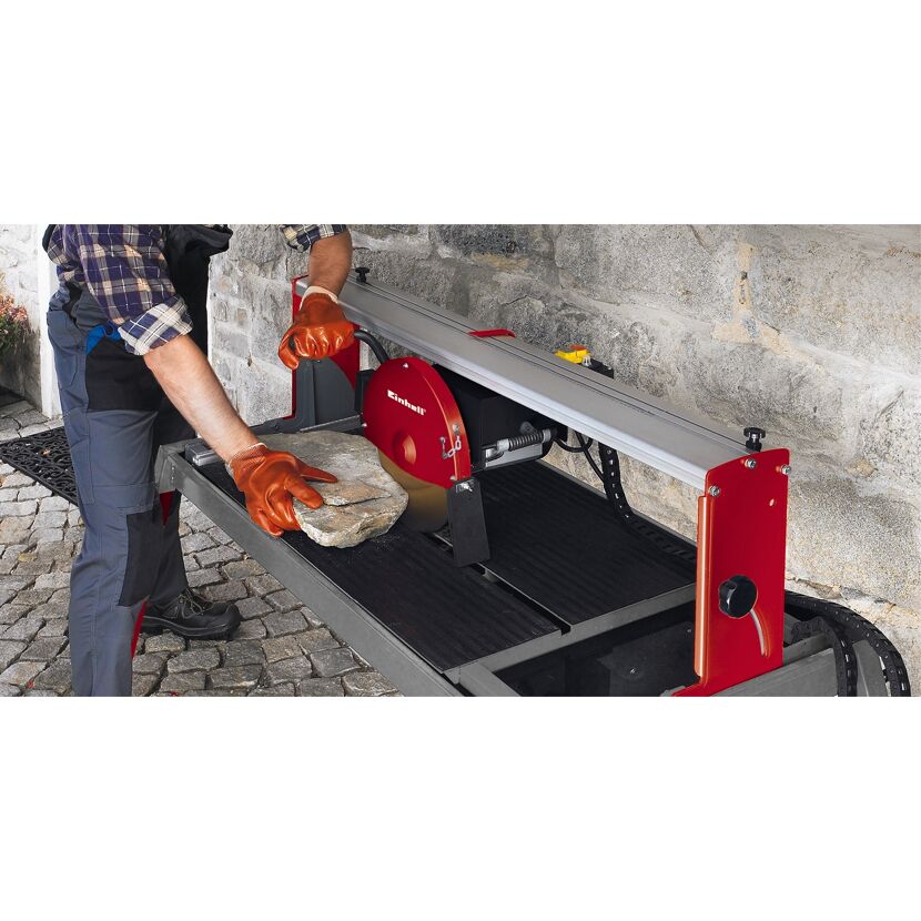Person schneidet Stein mit Steintrennmaschine