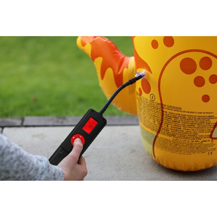Person pumpt einen Dinosaurier mit einem Kompressor auf
