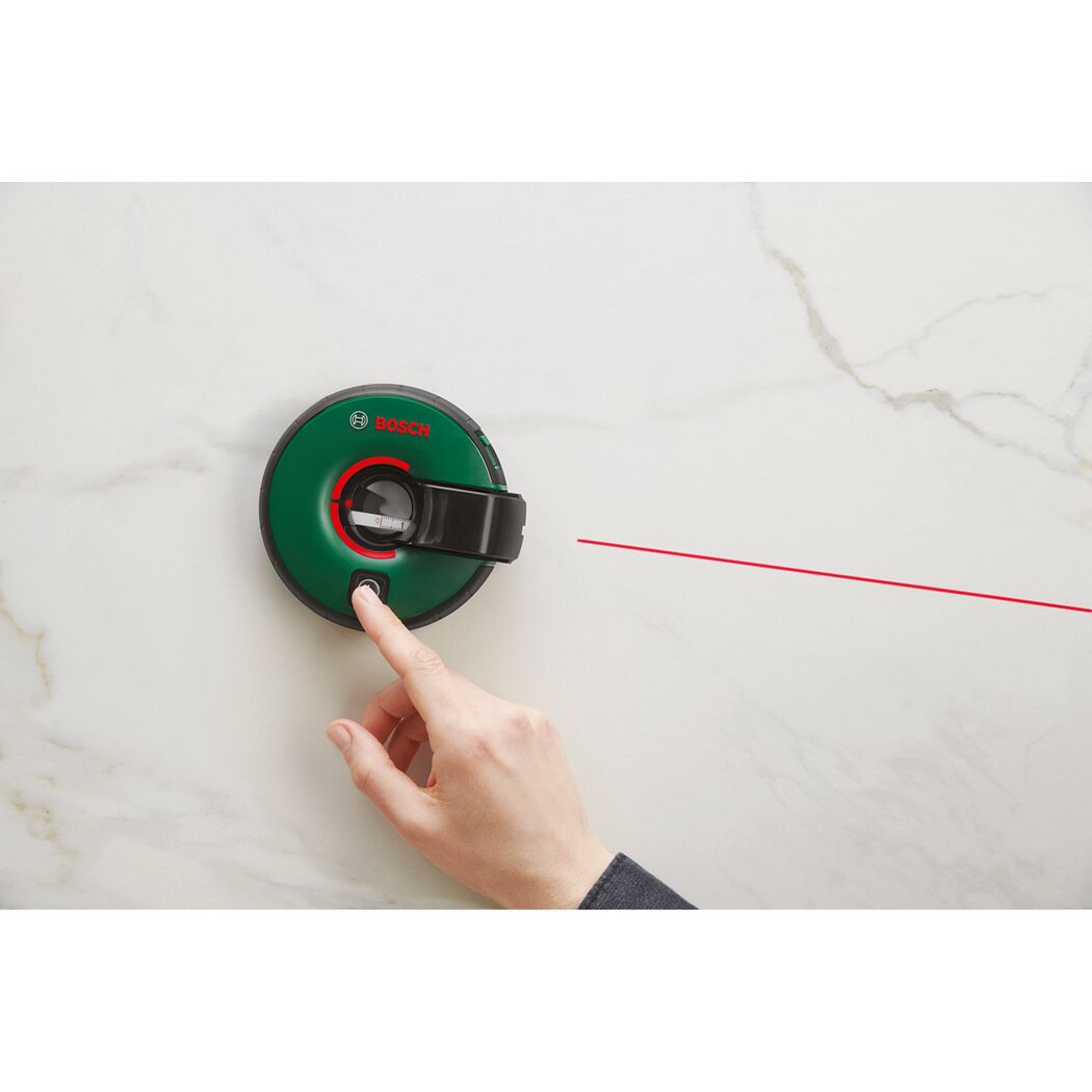 Person verwendet einen Bosch Linienlaser Atino.