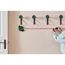 Person markiert eine gerade Linie mit einem Linienlaser an der Wand.