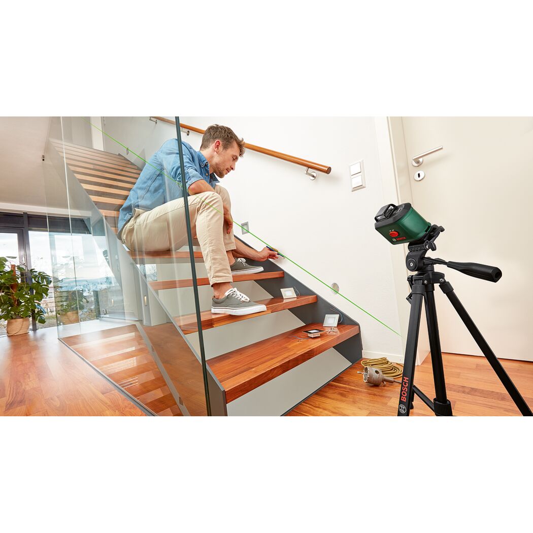 Person verwendet Kombilaser UniversalLevel 3