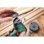 Person setzt eine Trennscheibe in einen Bosch EasyCut and Grind