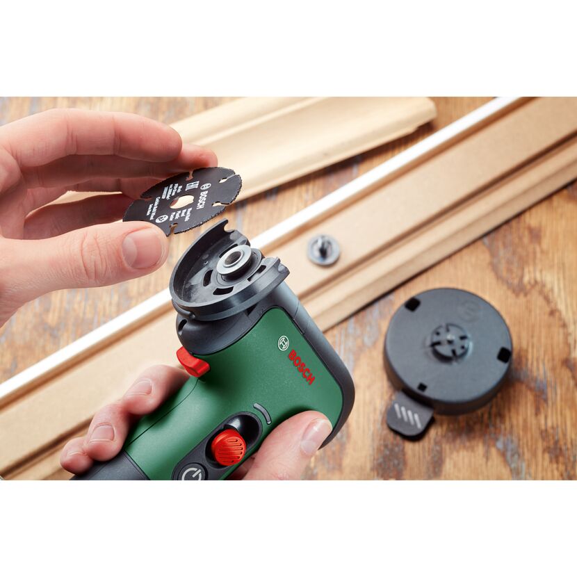 Person setzt eine Trennscheibe in einen Bosch EasyCut and Grind