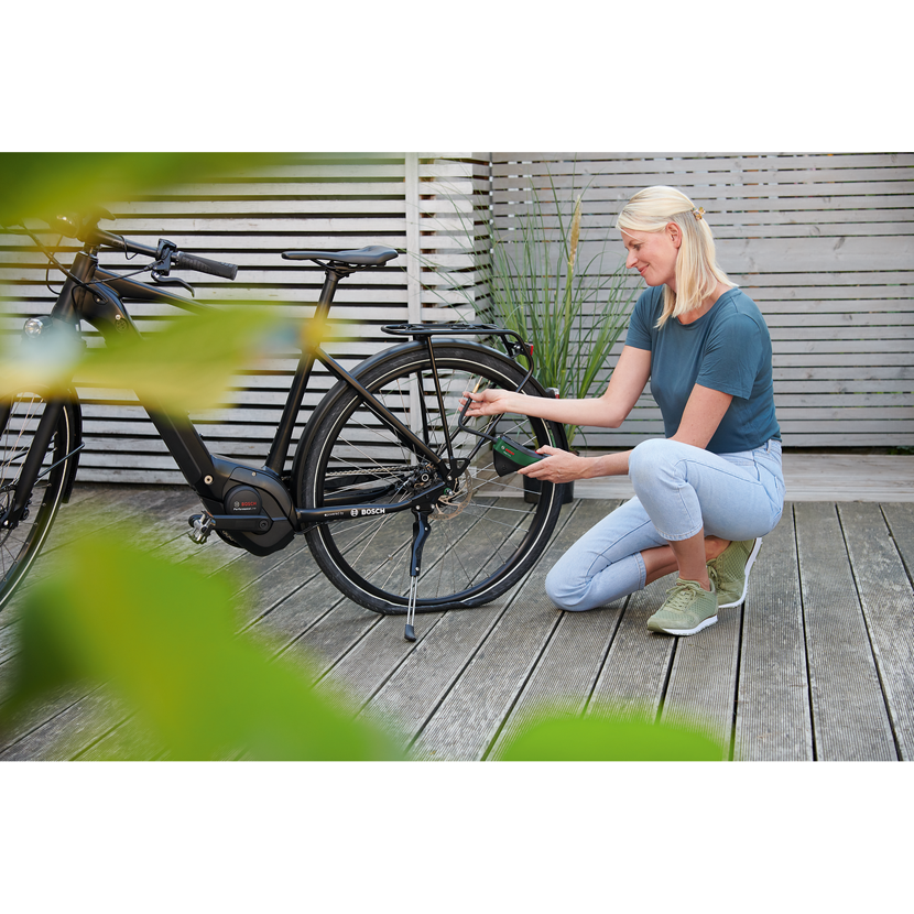 Person pumpt mit der EasyPump Akku Druckluftpumpe ein Fahrrad auf.