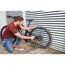 Person pumpt mit der EasyPump ein Fahrrad auf.
