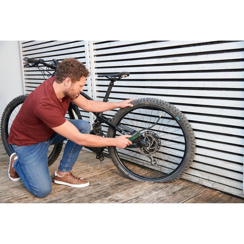Person pumpt mit der EasyPump ein Fahrrad auf.