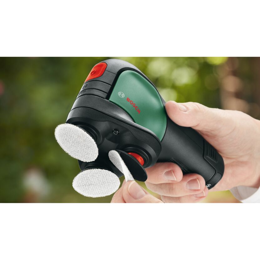 Person hält einen Akku-Schleifer EasyCurvSander 12 von Bosch in der Hand und wechselt das Schleifblatt.