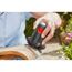 Person schleift Holz mit dem EasyCurv Sander 12