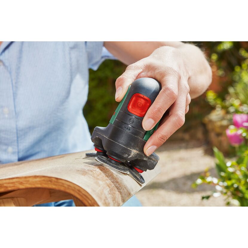 Person schleift Holz mit dem EasyCurv Sander 12