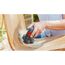 Person schleift Holz mit dem Akku-Schleifer Easy Curv Sander 12