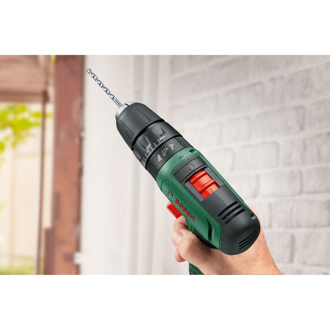 Hand hält einen Bosch Akku-Schlagbohrschrauber.