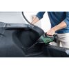 Person saugt den Kofferraum eines Autos mit einem Bosch Akku-Sauger aus.