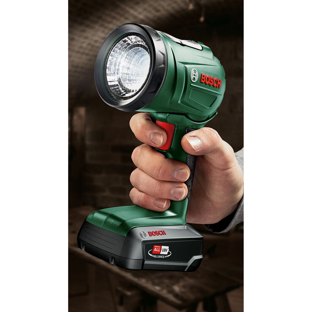 Hand hält grüne Akku-Lampe von Bosch