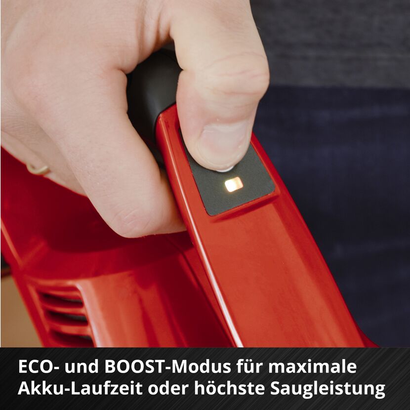Person drückt den Knopf am Griff eines Akkustielstaubsaugers.