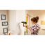 Person bohrt mit der Schlagbohrmaschine EasyImpact 600 ein Loch in die Wand.