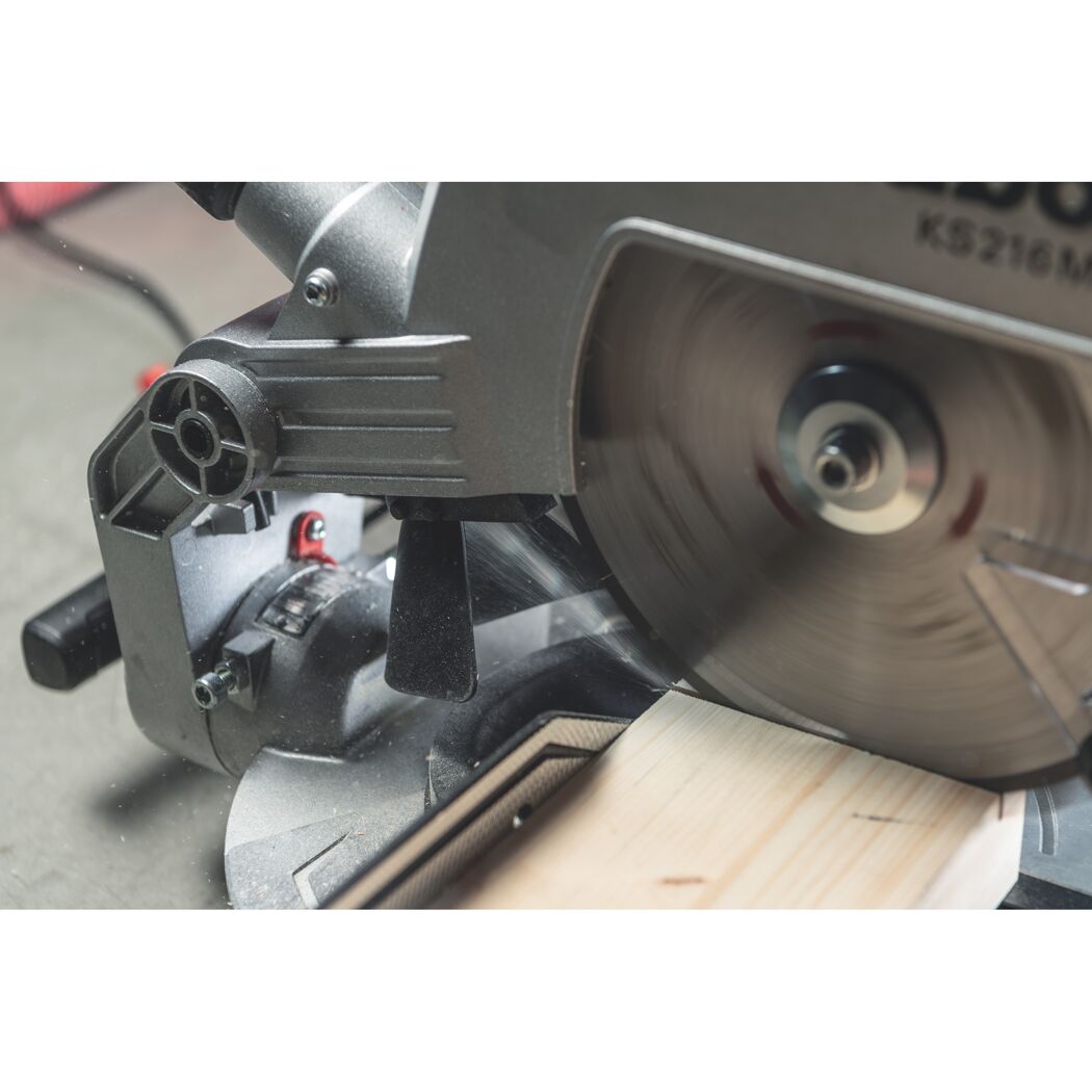 Kappsäge KS 216 M sägt ein Holzbrett