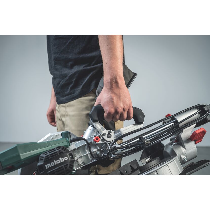Person trägt eine Metabo Kappsäge